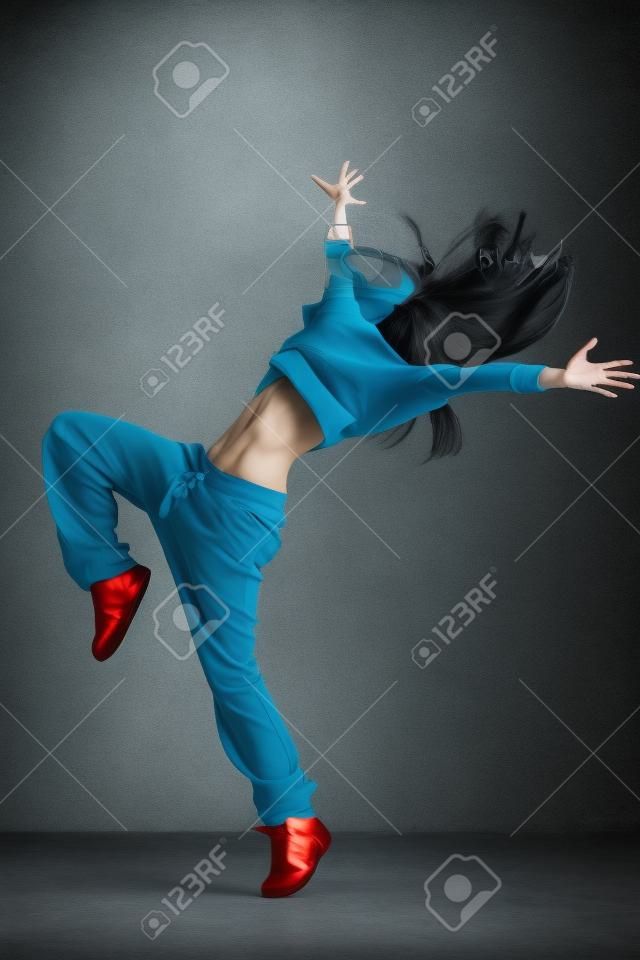 ballerino di stile moderno in posa su sfondo studio