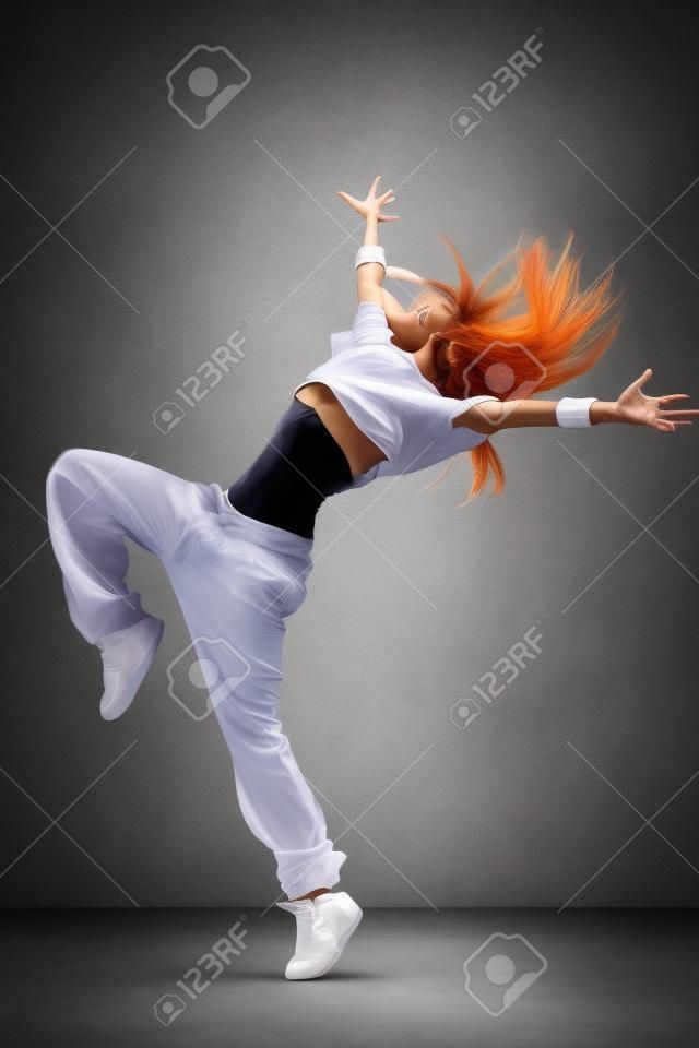 modernen Stil Tänzerin posiert auf Studio-Hintergrund