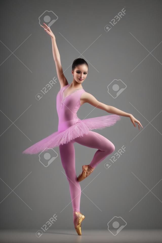 年輕漂亮的舞蹈演員擺在演播室背景