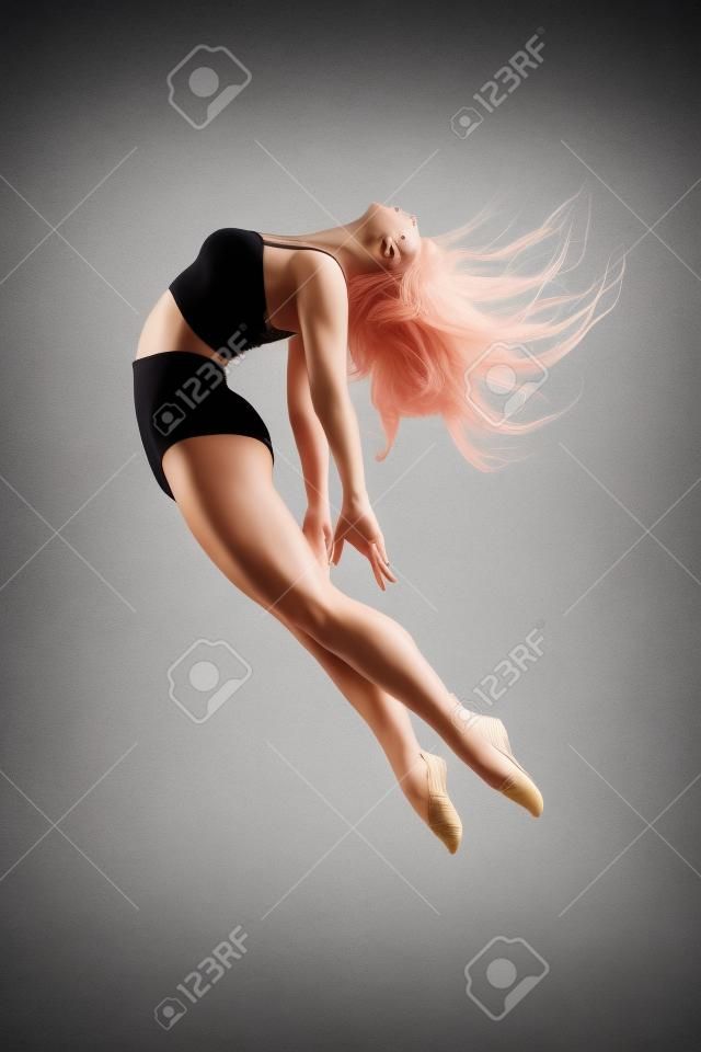 junge schöne moderne Stil Tänzerin posiert auf einer Studio-Hintergrund