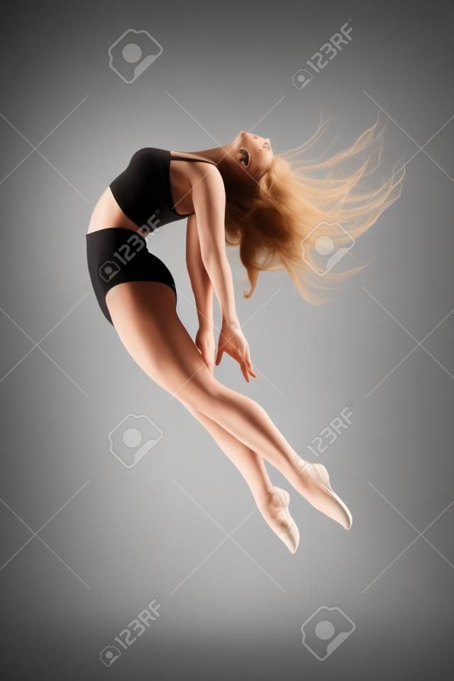 스튜디오 배경에 포즈 젊은 아름다운 현대적인 스타일의 댄서