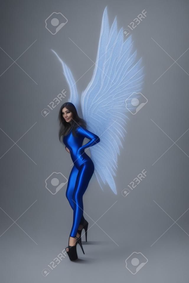 Femme ange posant