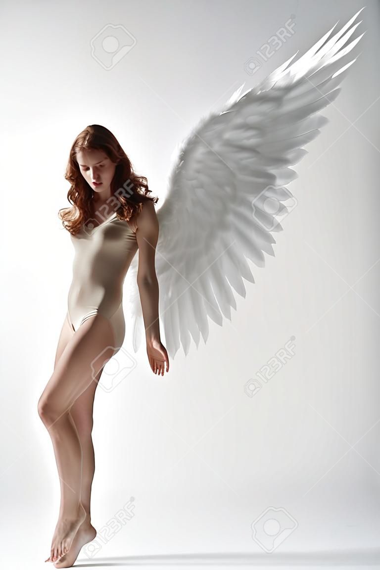 天使の女性ダンス