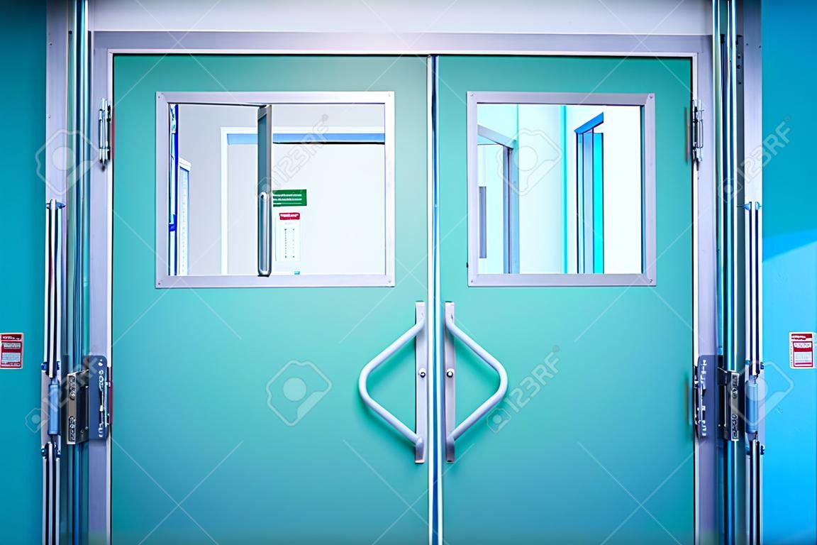 手術室の閉鎖されたドア