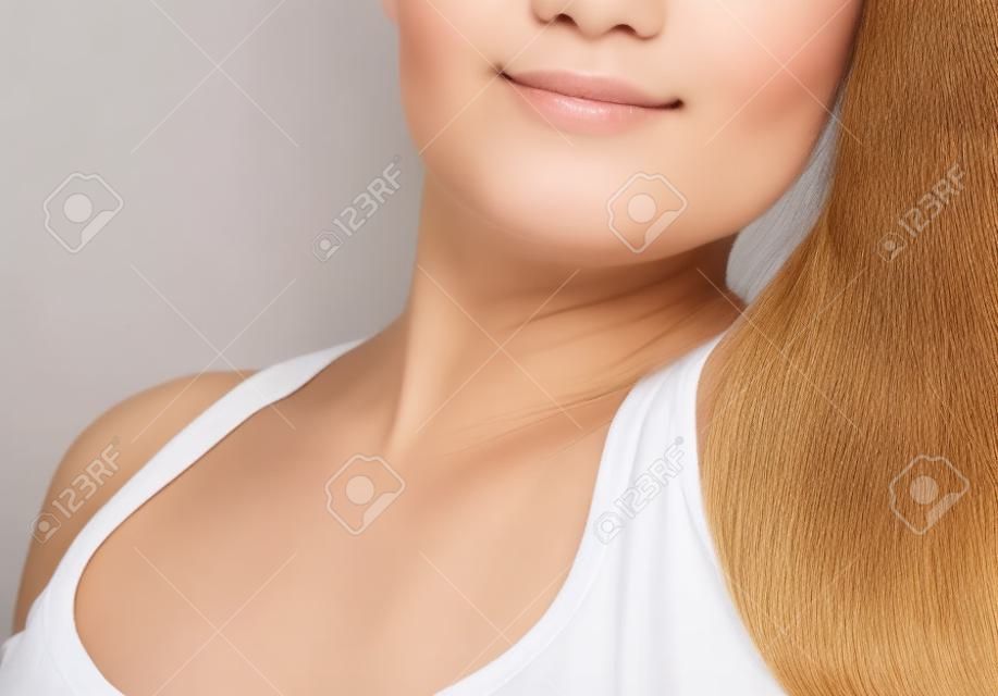 Mujer con vello en las axilas, crecimiento del cabello, depilación o nuevo concepto de cabello sin afeitar de tendencia natural.