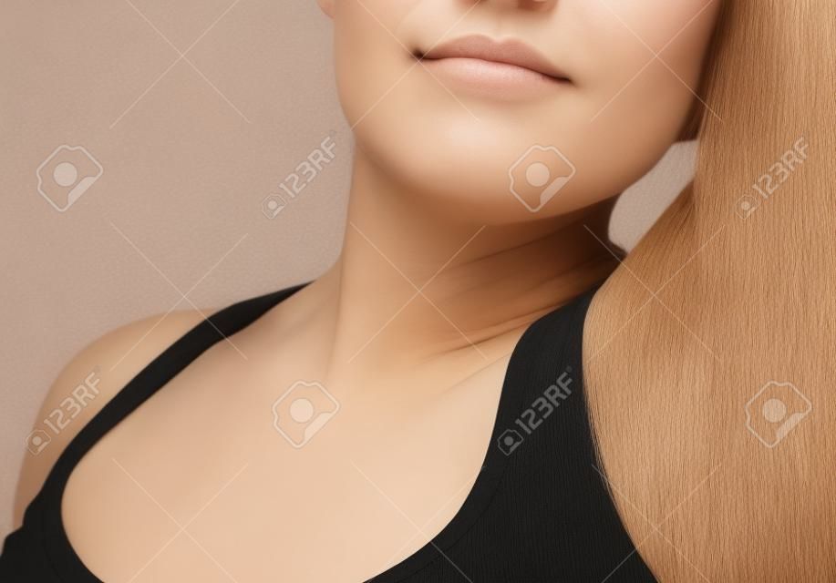 Donna con peli di ascelle, crescita dei capelli, depilazione o nuovo concetto di capelli non rasati di tendenza naturale.