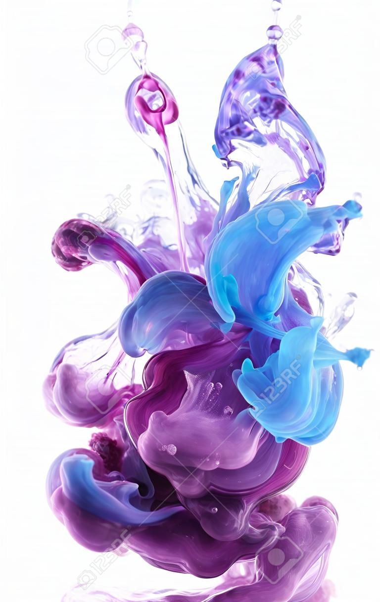 Farben fallen unter Wasser. Flüssigfarben im Zentrum von Komposition. Isoliert auf weißem Hintergrund. Blau und rosa Farb-Mix in violett. Organische Strukturen.