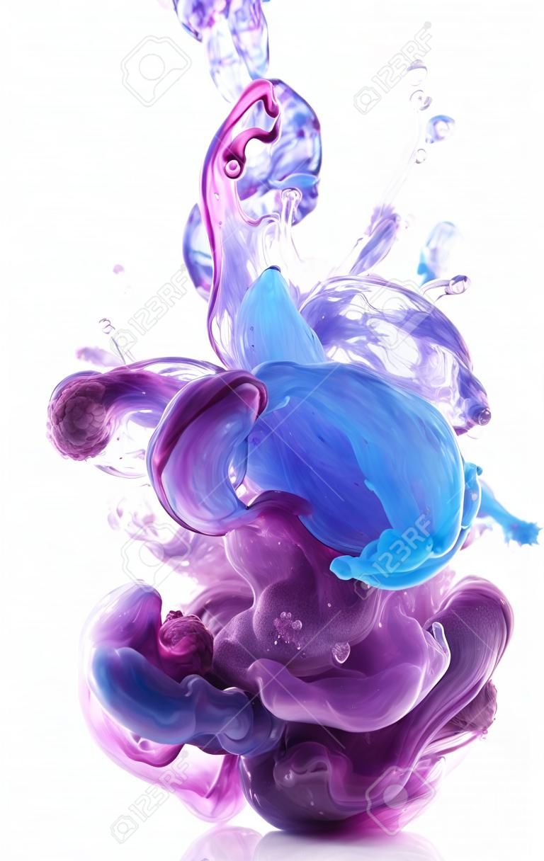 Farben fallen unter Wasser. Flüssigfarben im Zentrum von Komposition. Isoliert auf weißem Hintergrund. Blau und rosa Farb-Mix in violett. Organische Strukturen.