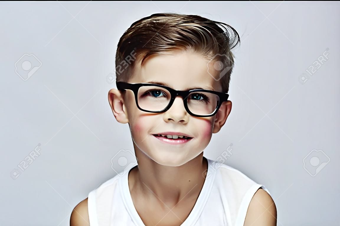 Portrait des jungen Jungen mit Brille, Studio
