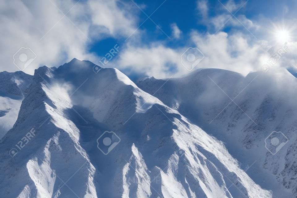 Montanhas altas sob a neve no inverno. Uma série de fotos das montanhas do Cáucaso, estância de esqui Dombay, Karachay-Cherkessia