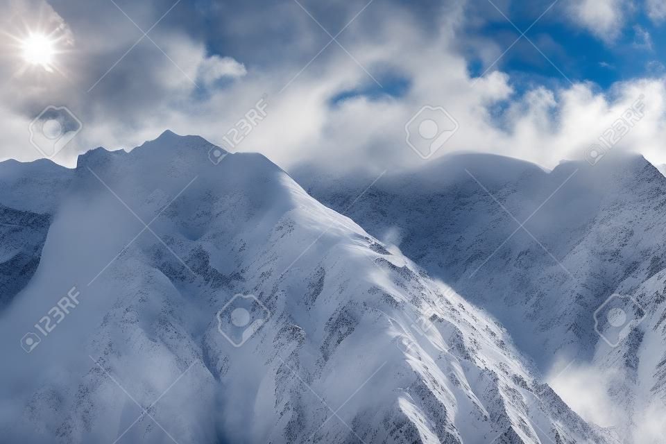 Alte montagne sotto la neve in inverno. Una serie di foto delle montagne del Caucaso, stazione sciistica di Dombay, Karachay-Cherkessia