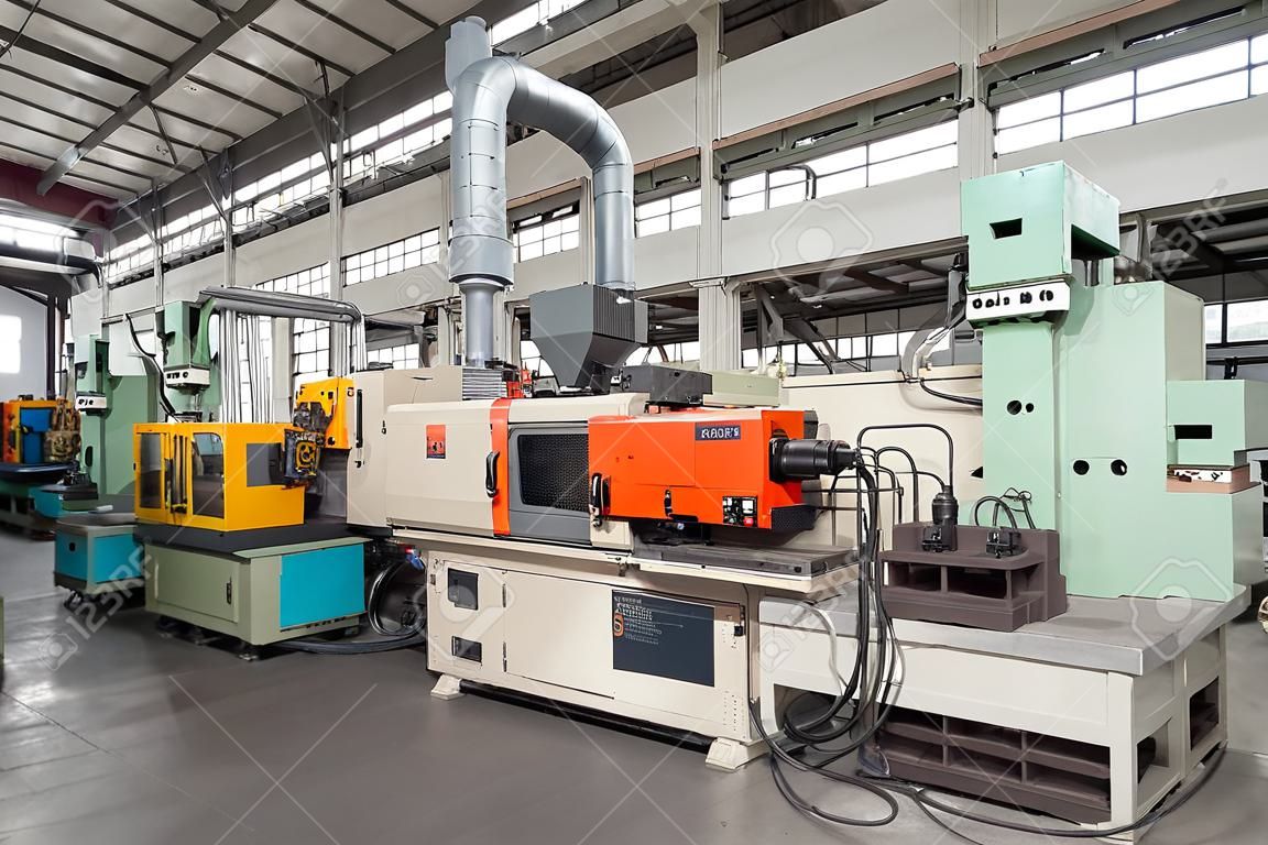 Injection molding plastic machine and hydraulic press