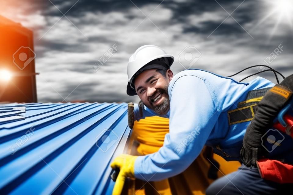 O trabalhador da construção do telhado instala o telhado novo, ferramentas de telhado, broca elétrica usada em telhados novos com folha de metal.