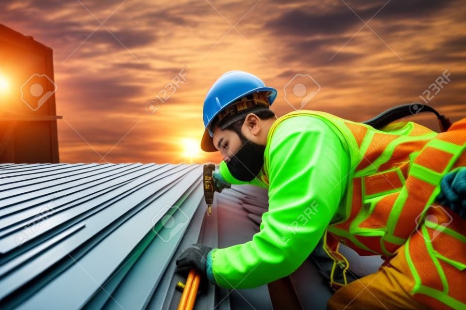 Pracownik budowlany dekarz instaluje nowy dach, narzędzia dekarskie, wiertarkę elektryczną używaną na nowych dachach z blachą.
