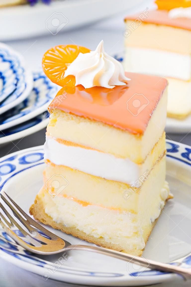 一个橙色的tompouce荷兰传统糕点在白色背景上的橙色锦上添花tompouce是典型的4月27日天kongingsdag王