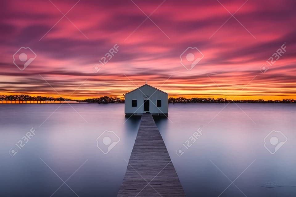 日出明德灣船屋在天鵝河在珀斯，澳大利亞西部。