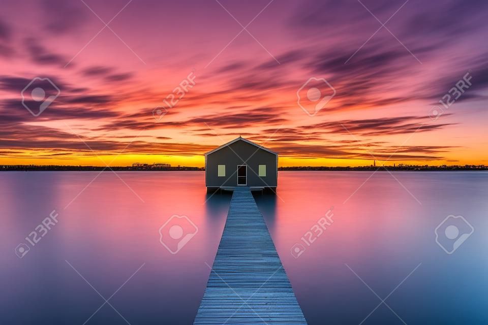 日出明德灣船屋在天鵝河在珀斯，澳大利亞西部。