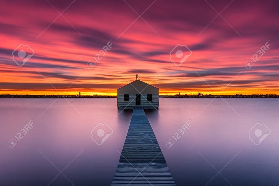 Nascer do sol sobre a casa de barcos Matilda Bay no rio Swan em Perth, Austrália Ocidental.