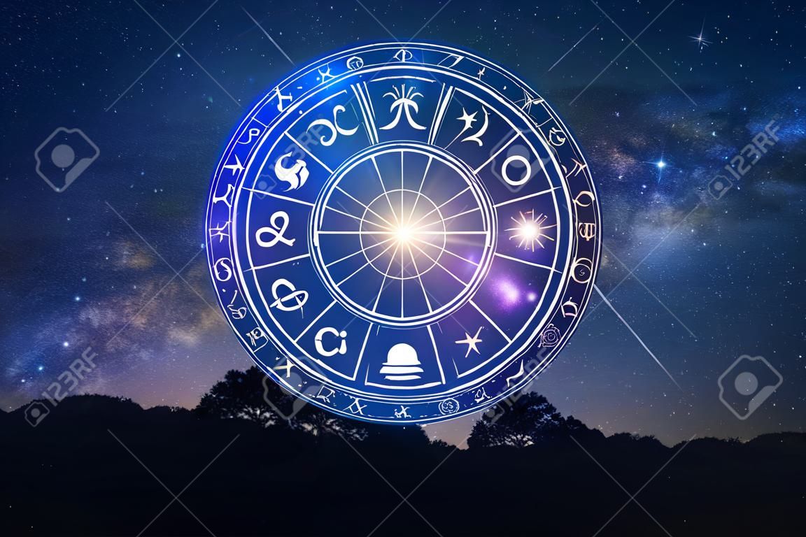 별자리 원 안에 있는 조디악 표지판. 많은 별과 달 점성술 및 운세 개념으로 하늘의 점성술