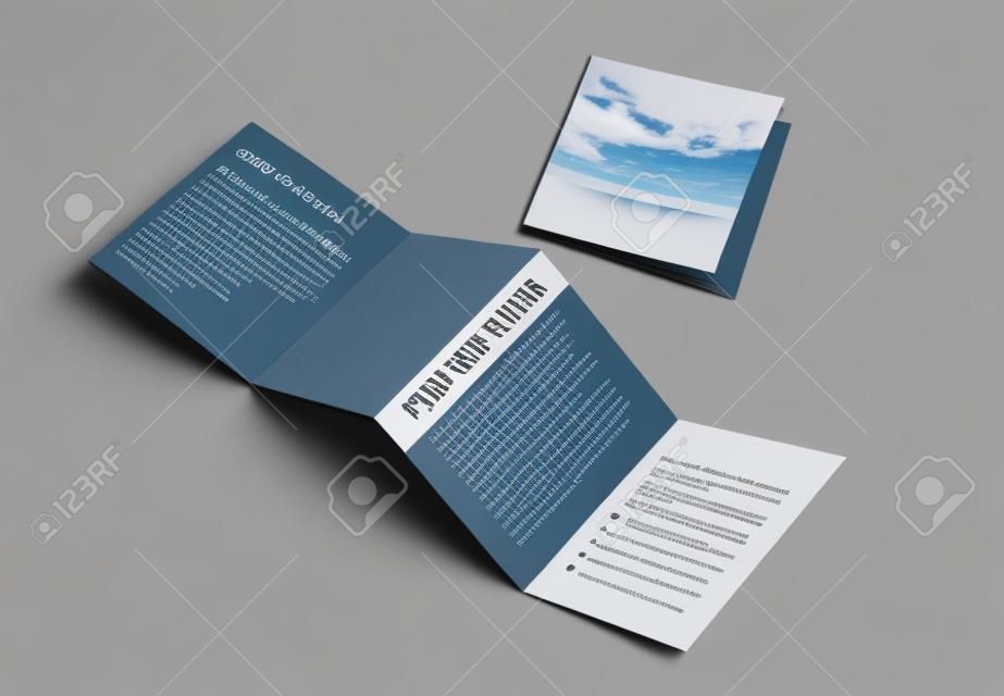 Folheto de 8 páginas, brochura quadrada da dobra do acordeão do painel 4 maquete acima isolada no fundo cinzento claro.