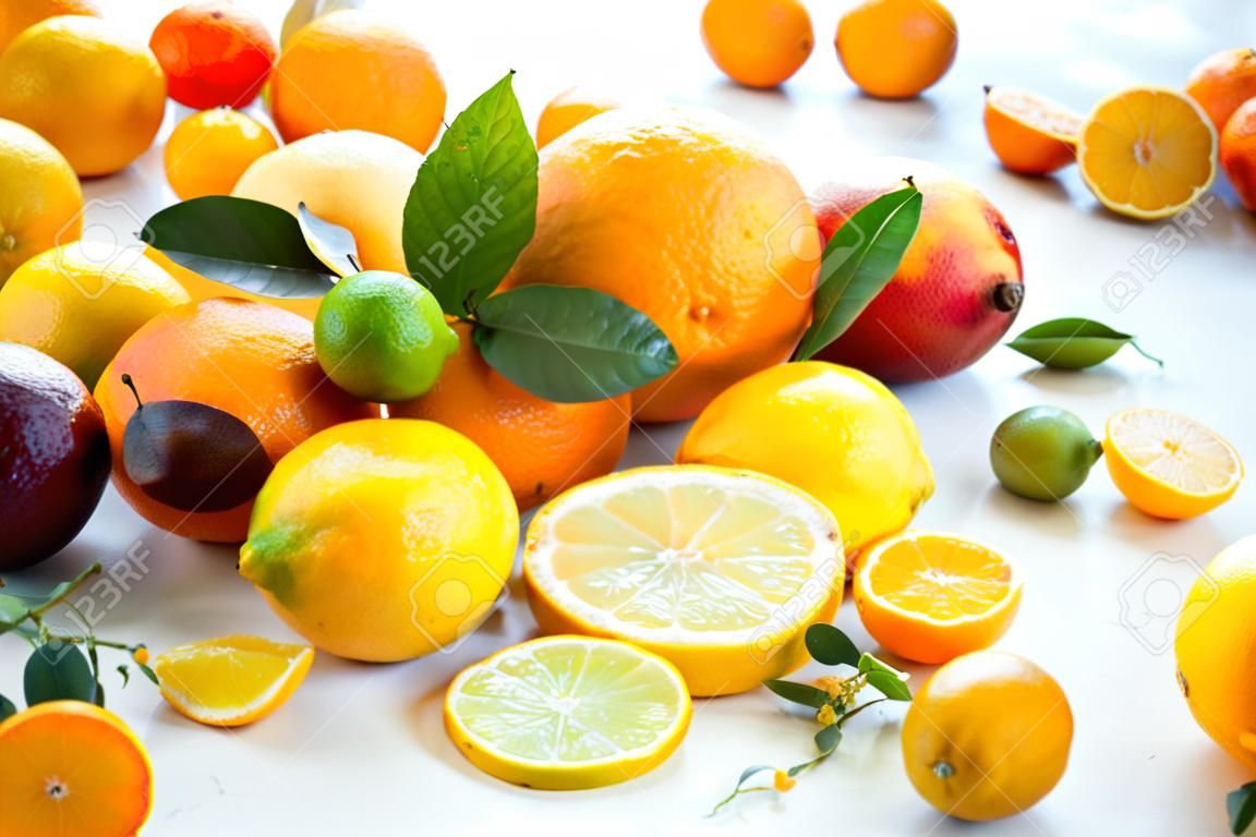 各種新鮮柑橘類水果用樹葉