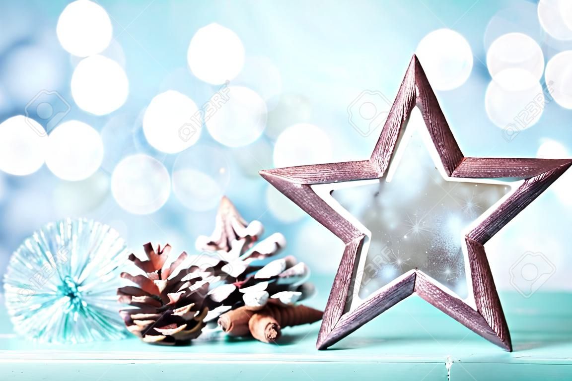 Weihnachtshintergrund mit dekorativem Stern, Weihnachtskugeln und Tannenzapfen