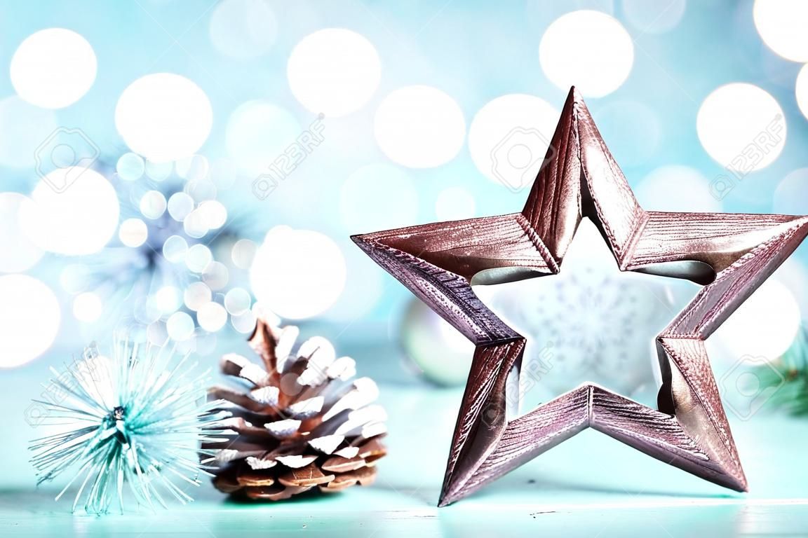 Weihnachtshintergrund mit dekorativem Stern, Weihnachtskugeln und Tannenzapfen