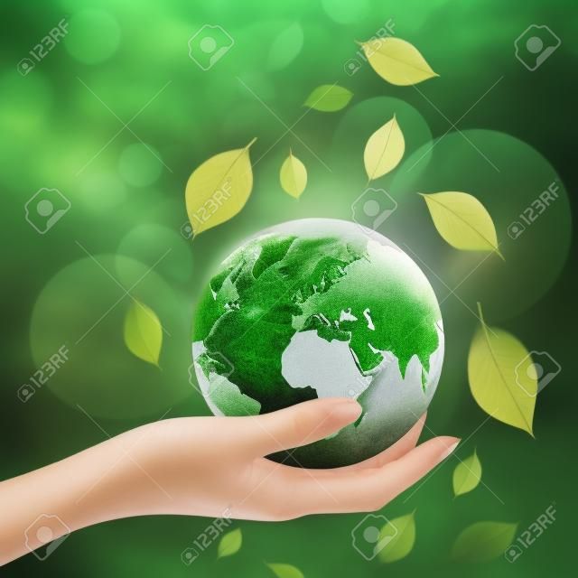 Frau Händen halten grüne Erde mit einem Blatt