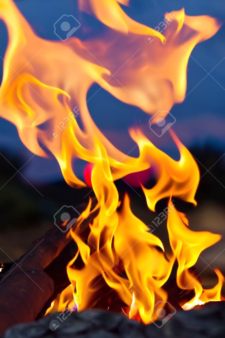 Közelről lövés égő tűz láng felett hamu belsejében kandalló