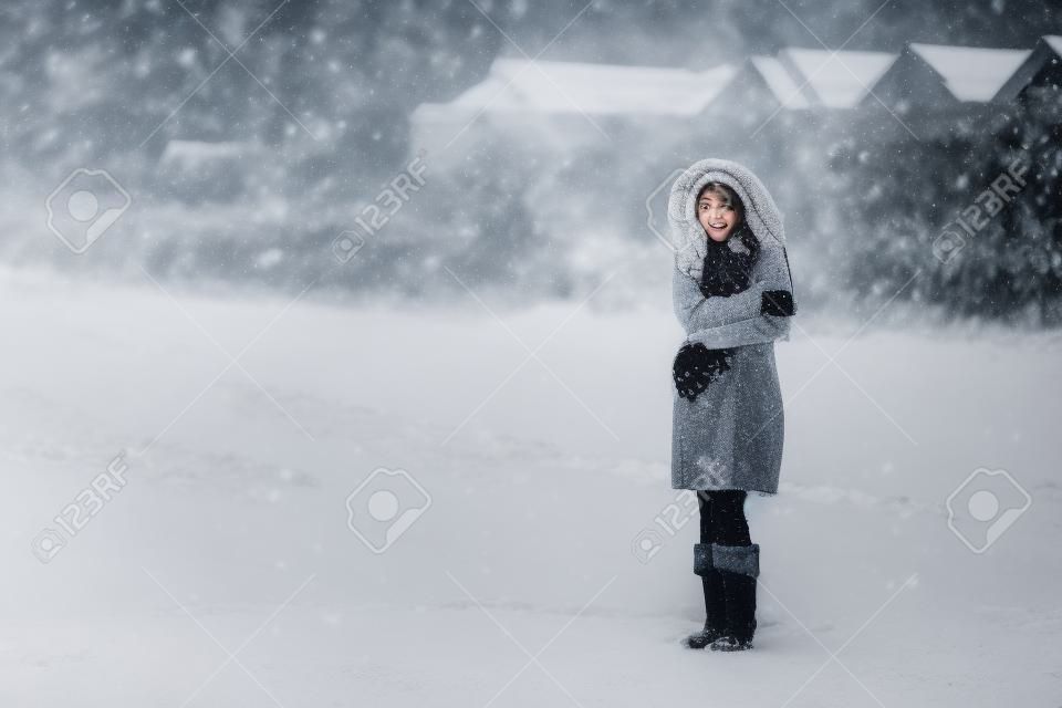 Chica Se Siente Frío En La Nieve Fotos, retratos, imágenes y