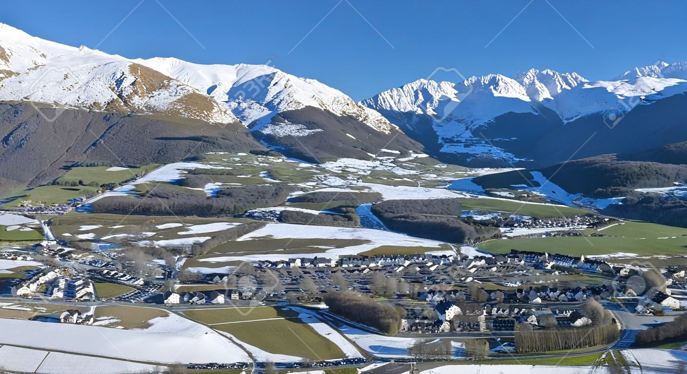 Панорама долины Aure в Верхние Пиренеи в зимний период, с Сен-Лари-Сулан Village справа, Виньек в левом центре, Sailhan и дальнейшие деревни Top AZET, горная цепь на фоне