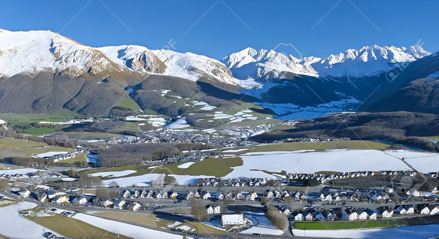 右、サン-ラリ = スラン-ある村で冬のオート ・ ピレネー山脈に Aure バレーのパノラマ背景、左センター、Sailhan との更なる上 Azet 村、山のチェーン Vignec