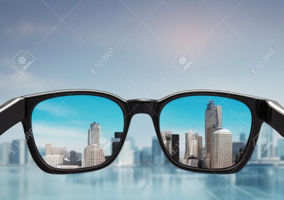 Vidrios del ojo que mira a la vista de la ciudad, se centraron en lentes de cristales