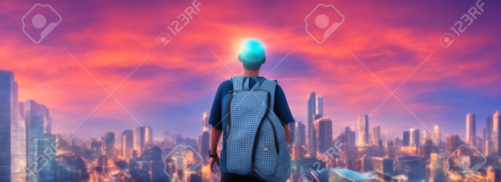 Panoramisch een man met rugzak staan op sightseeing uitzicht op de stad bij zonsopgang