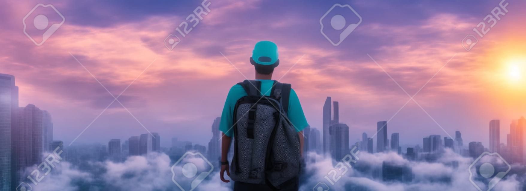 Panoráma egy ember, hátizsák álló városnézés városnézetben napfelkelte