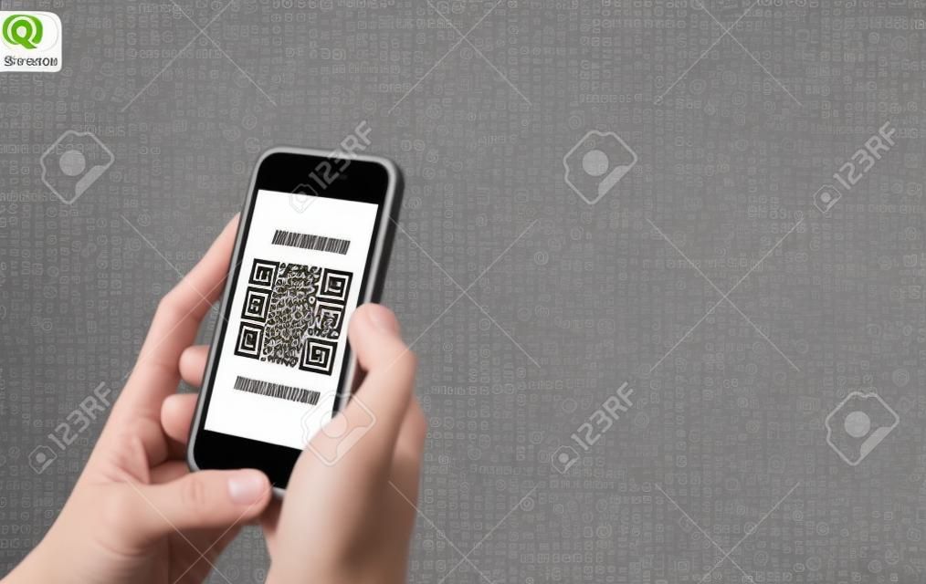 Pagamento e verifica della scansione del codice QR. Mano utilizzando lo smartphone mobile scansiona il codice QR