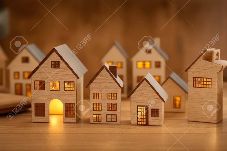 Figuras de madera del mercado inmobiliario de casas residenciales.