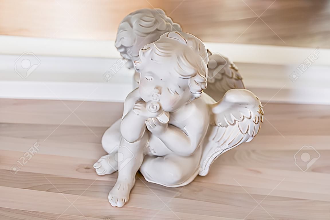 figurina e concetto di interni - angelo in ceramica bianca