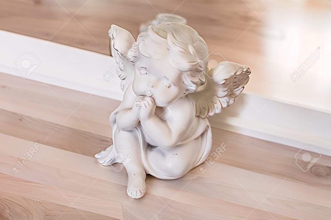 figurina e concetto di interni - angelo in ceramica bianca