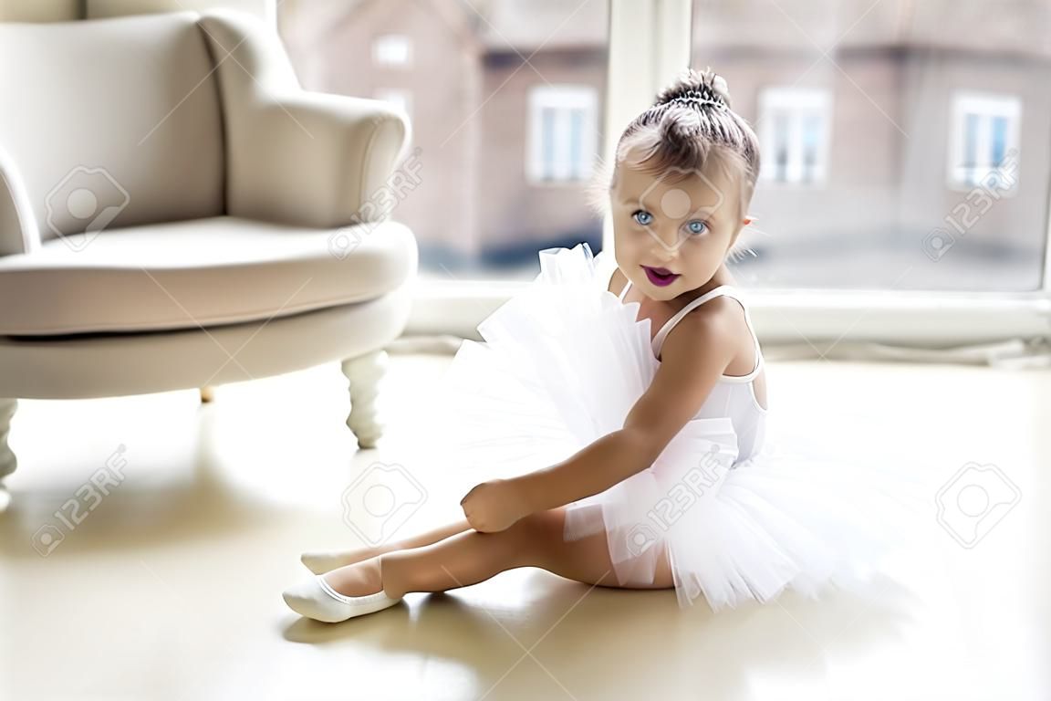 Niña Bailarina De 2 Años En El Estudio En Una Ropa De Vestir Tutú Blanco  Fotos, retratos, imágenes y fotografía de archivo libres de derecho. Image  54927070