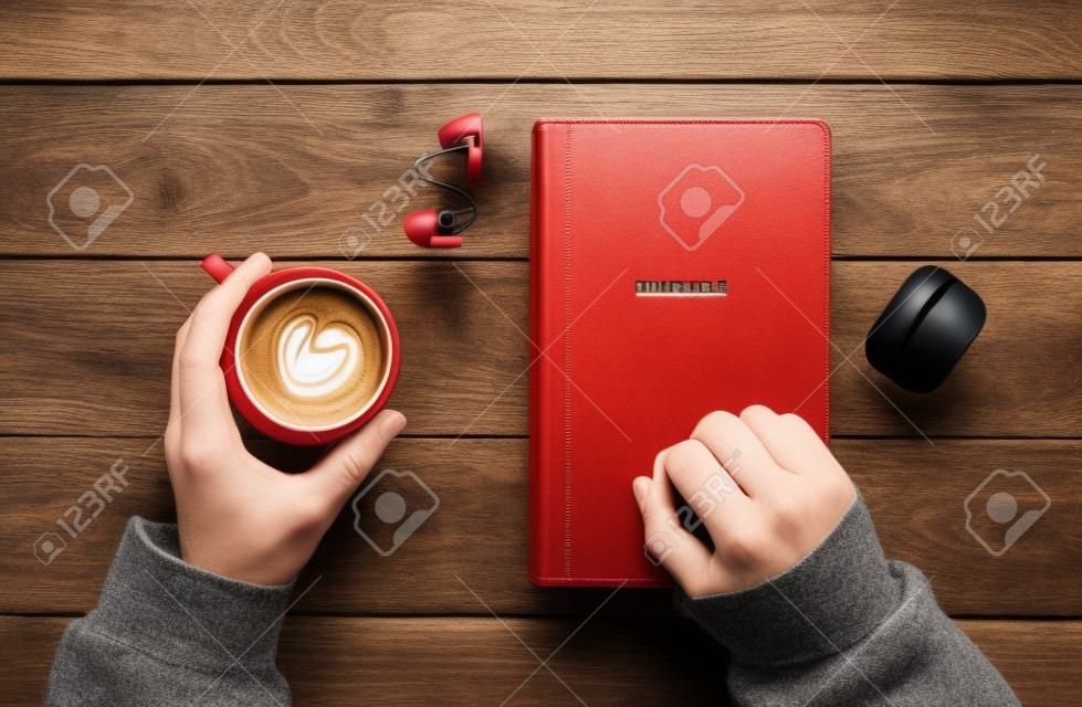Foto Bíblia aberta ao lado de xícara de café e smartphone na mesa