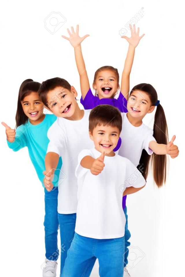 Grupa szczęśliwych dzieci z ręce i kciuki aż znak na białym