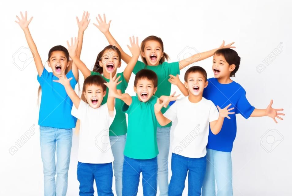 Grupo de niños felices con las manos arriba signo, aislado en blanco
