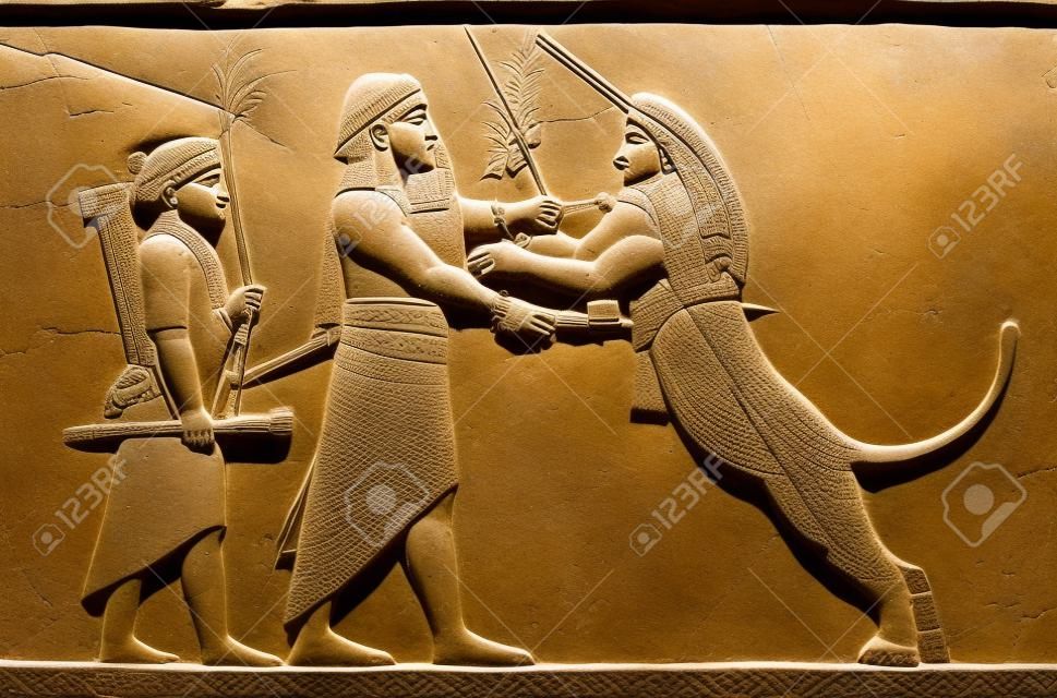 Płaskorzeźba asyryjskiego muru, fragment panoramy z polowaniem na królewskiego lwa. Stara rzeźba z historii Bliskiego Wschodu. Pozostałości kultury starożytnej cywilizacji Mezopotamii. Niesamowita sztuka babilońska i sumeryjska.