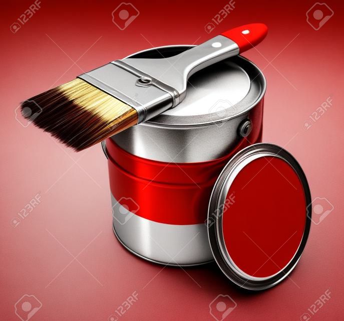 Boîte métal peut avec de la peinture rouge et le pinceau isolé sur fond blanc
