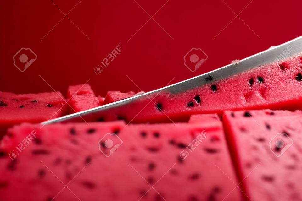 Hintergrund der roten Wassermelone mit einem Messer. Makro