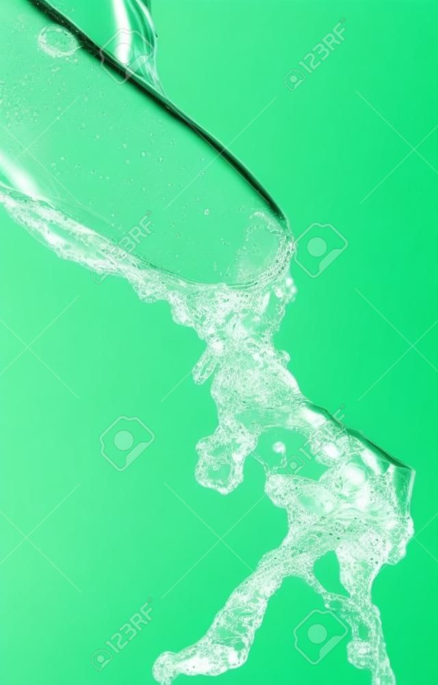 dedo na água em um fundo verde