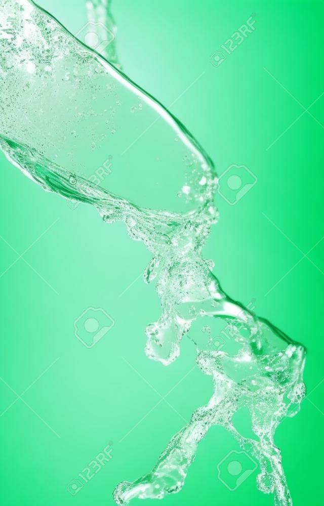 dedo na água em um fundo verde