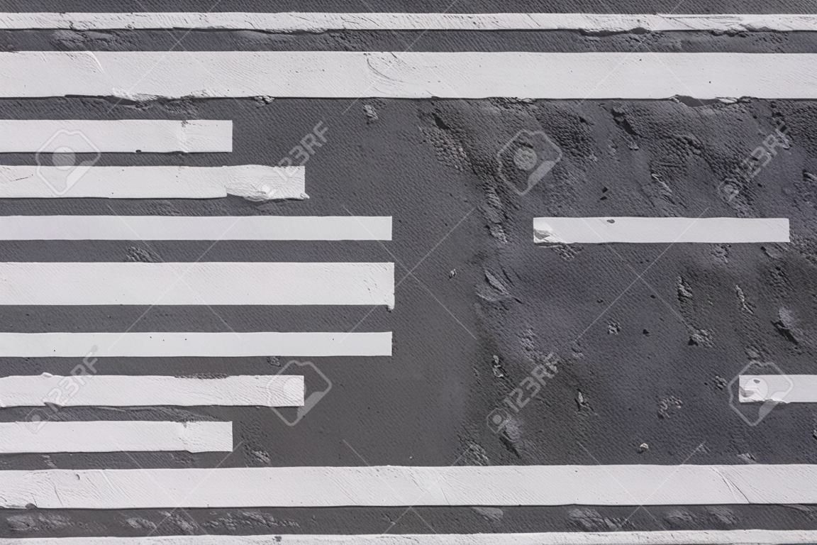 Linee bianche e crosswalk su sfondo texture di asfalto