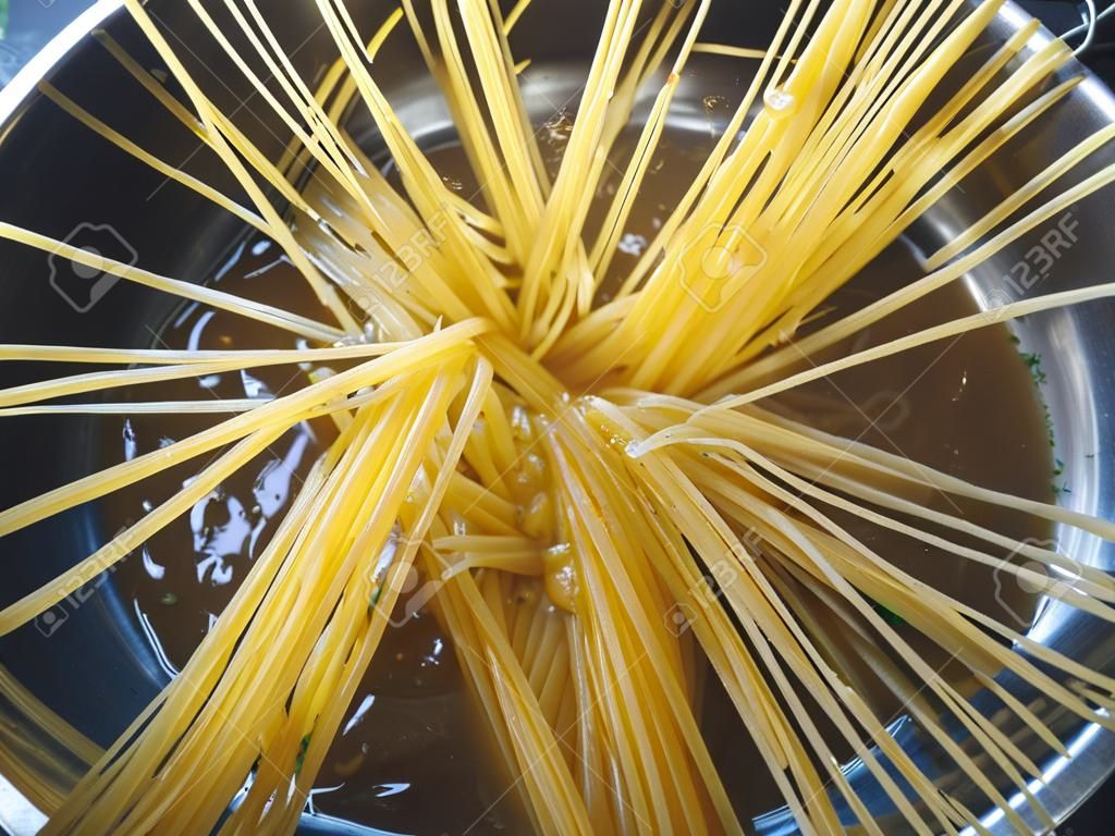スパゲッティパスタは沸騰したお湯で鍋で調理されます